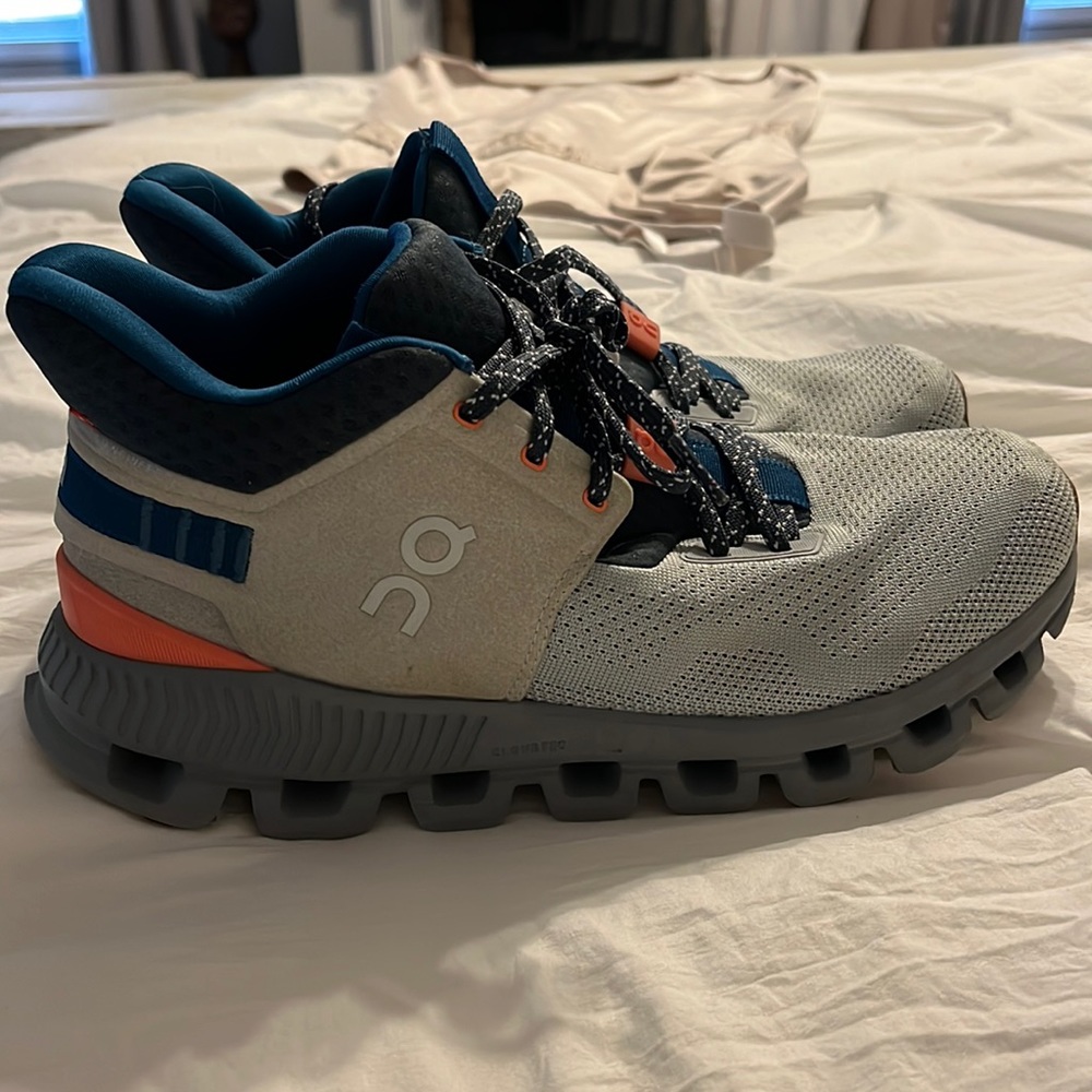 On cloud Hi edge shoe. Great condition!